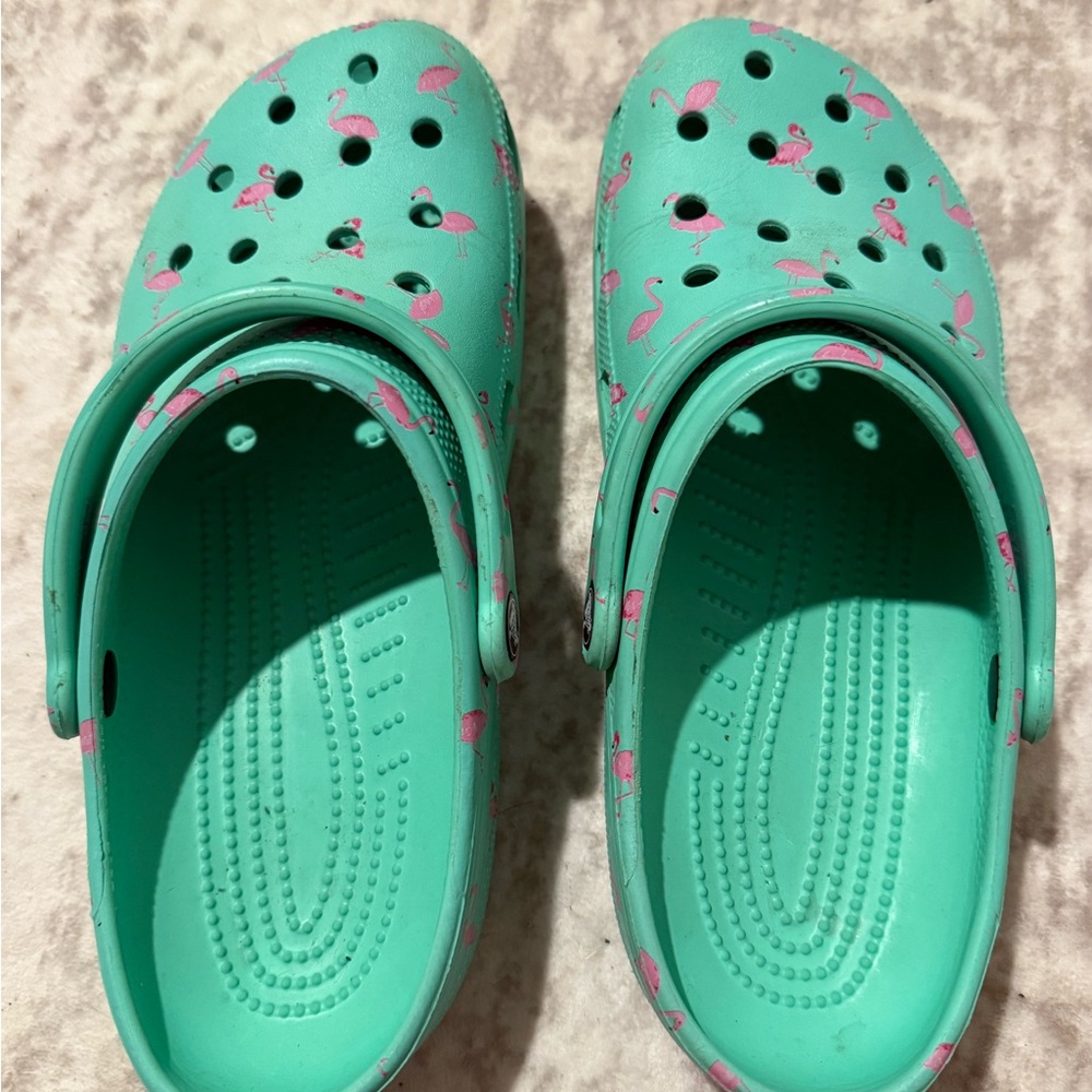 CROCS Aqua Flamingo Print Clogs men’s 9/ women’s 11